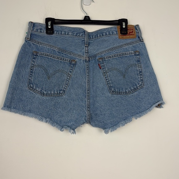 Levi’s Women’s 501 Distressed, Buttonfly, Frayed Hem Denim/Jean Shorts. Size 32. - Picture 5 of 12